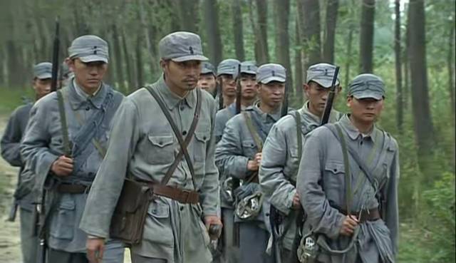 我的兄弟叫顺溜：顺溜一手拿着葱，一手拿着饼，在树上吃很安逸啊